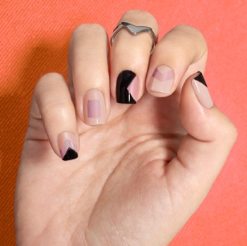 Diseño de uñas francesa en tono nude y negro