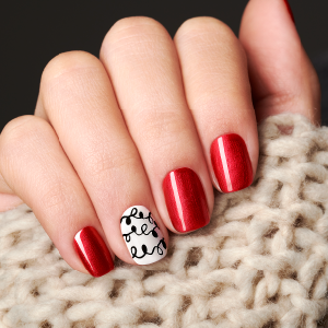 Diseño de uñas en color rojo y base blanca 