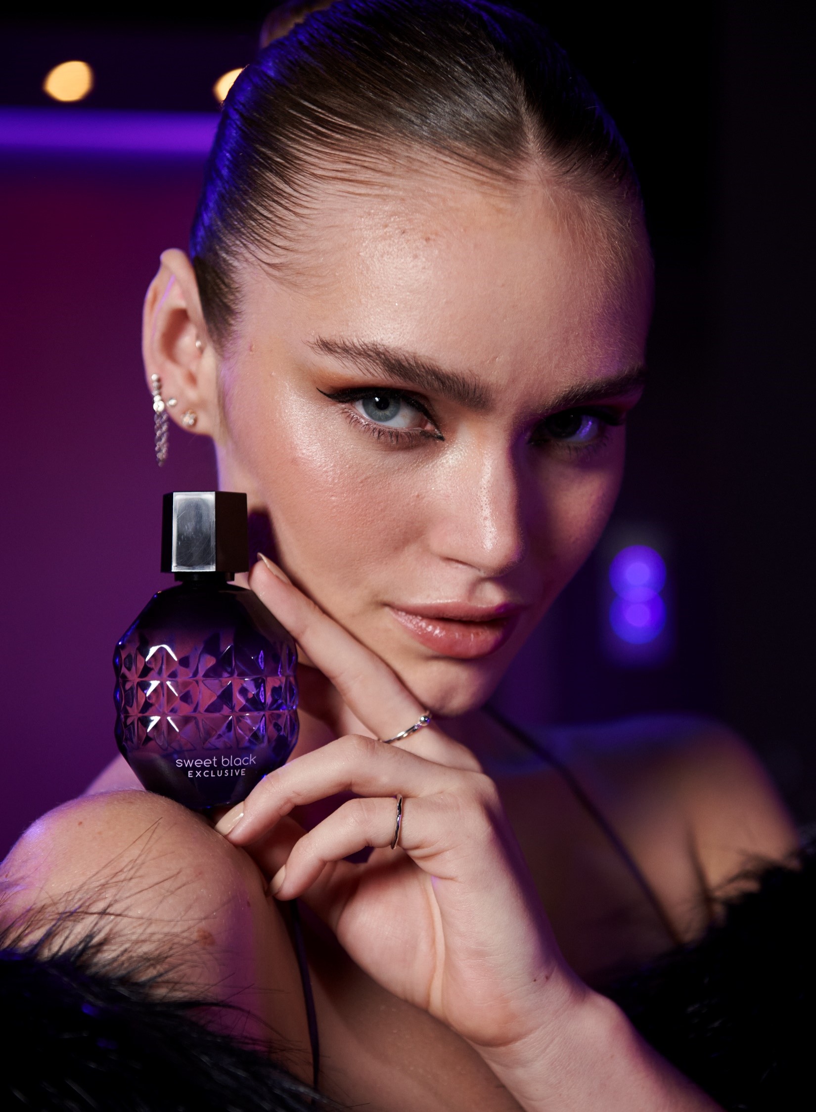Elegancia y sensualidad con perfume de mujer Sweet Black Exclusive de Cyzone